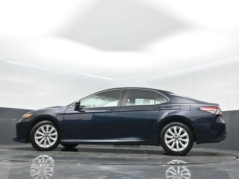 Used 2018 Toyota Camry LE image 31