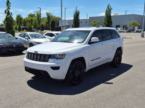Used 2020 Jeep Grand Cherokee Altitude AWD/4WD image 10