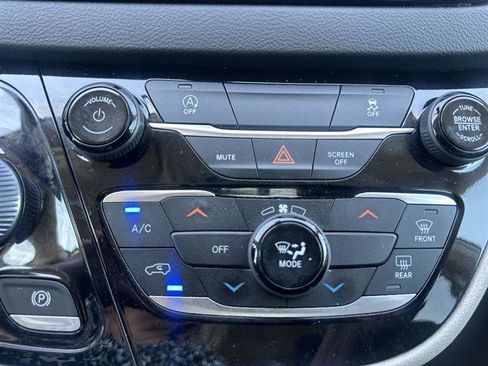 Used 2022 Chrysler Voyager LX image 39