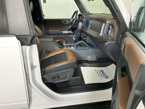 Used 2023 Ford Bronco Outer Banks image 4