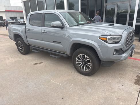 Used 2021 Toyota Tacoma TRD Sport w/ Technology Package image 3