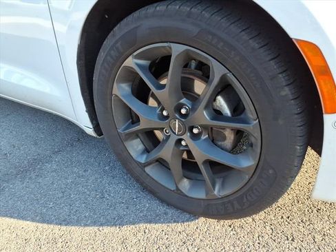Used 2021 Chrysler Pacifica Touring-L w/ Uconnect Theater Family Group FWD image 4