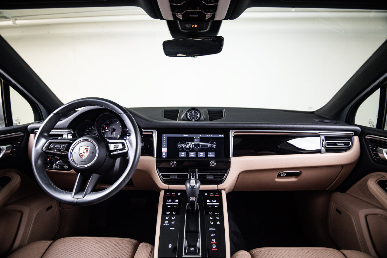 Certified 2024 Porsche Macan AWD/4WD image 25