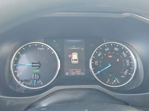 Used 2022 Toyota RAV4 LE AWD/4WD image 2
