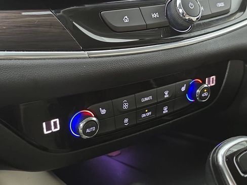Used 2019 Buick Enclave Essence FWD image 18