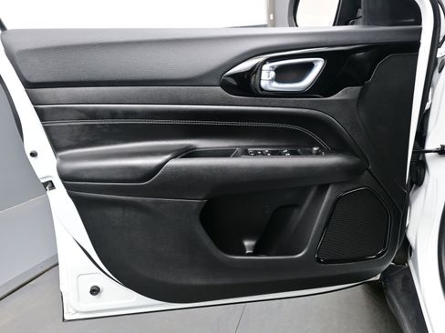 Used 2024 Jeep Compass Latitude w/ Convenience Group image 9