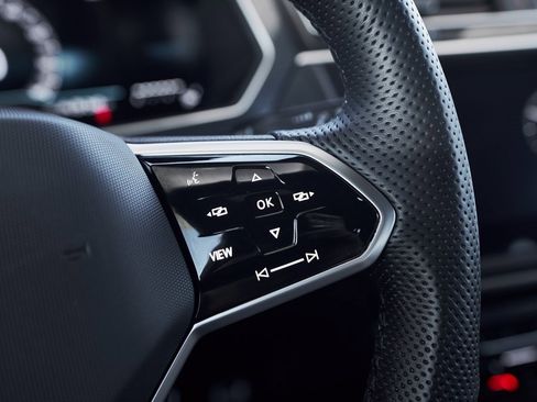 Used 2024 Volkswagen Tiguan SE R-Line image 40