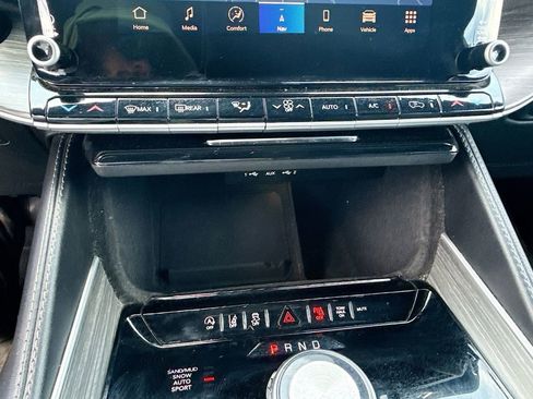 Used 2023 Jeep Wagoneer L Series II AWD/4WD image 17