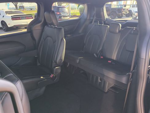 Certified 2025 Chrysler Pacifica Select image 13