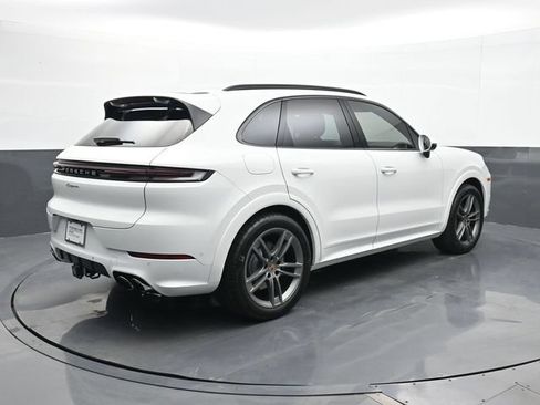 Certified 2025 Porsche Cayenne AWD/4WD image 22