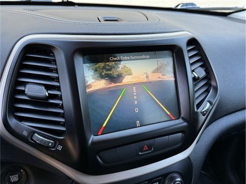 Used 2015 Jeep Cherokee Limited w/ Luxury Group FWD image 12