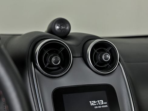 Used 2020 McLaren 570S Spider image 33