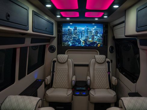 Used 2024 Mercedes-Benz Sprinter 3500 image 18