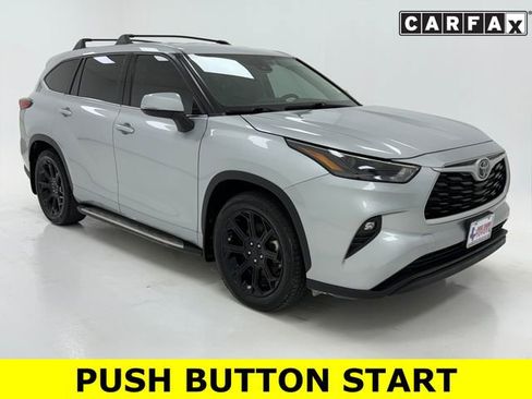 Used 2022 Toyota Highlander LE FWD image 1