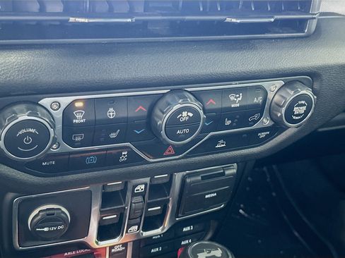 Used 2025 Jeep Wrangler Willys image 23