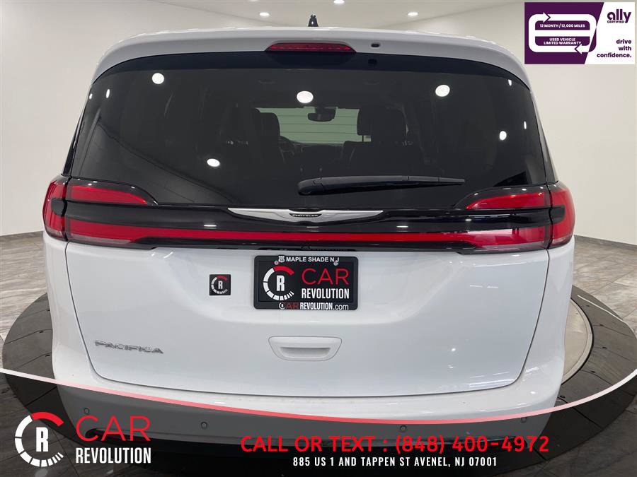 Used 2023 Chrysler Pacifica Touring-L FWD image 6