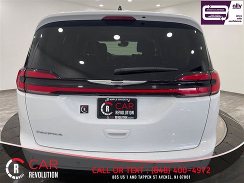 Used 2023 Chrysler Pacifica Touring-L FWD image 6
