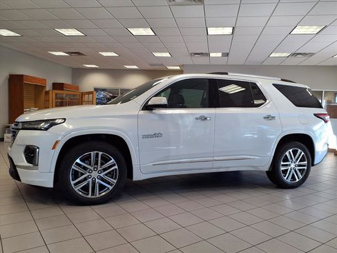 Used 2023 Chevrolet Traverse High Country image 2
