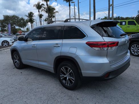 Used 2018 Toyota Highlander Plus FWD image 7
