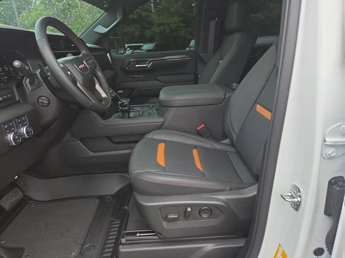 Used 2025 GMC Sierra 1500 AT4 w/ AT4 Premium Package AWD/4WD image 5