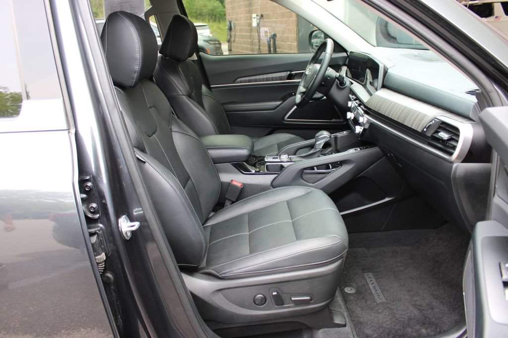 Used 2024 Kia Telluride EX w/ EX Captain's Chair Package AWD/4WD image 52