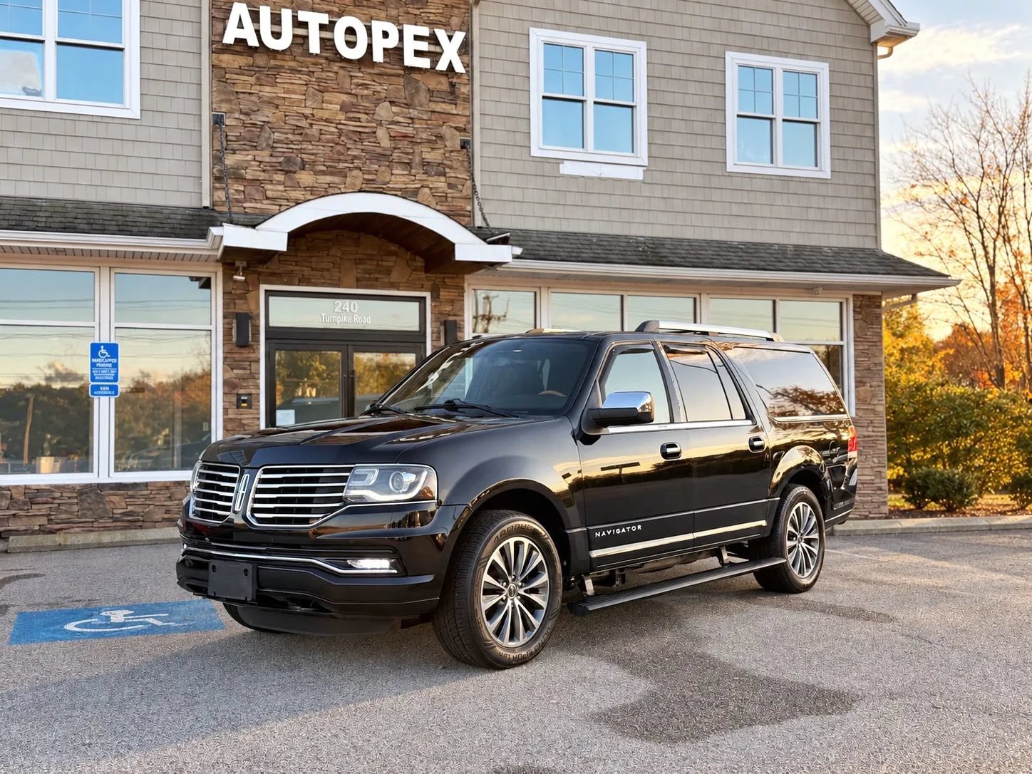 Used 2017 Lincoln Navigator L Select AWD/4WD image 5