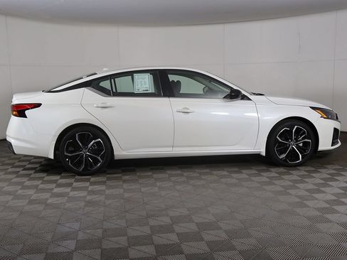 Used 2024 Nissan Altima 2.5 SR FWD image 15