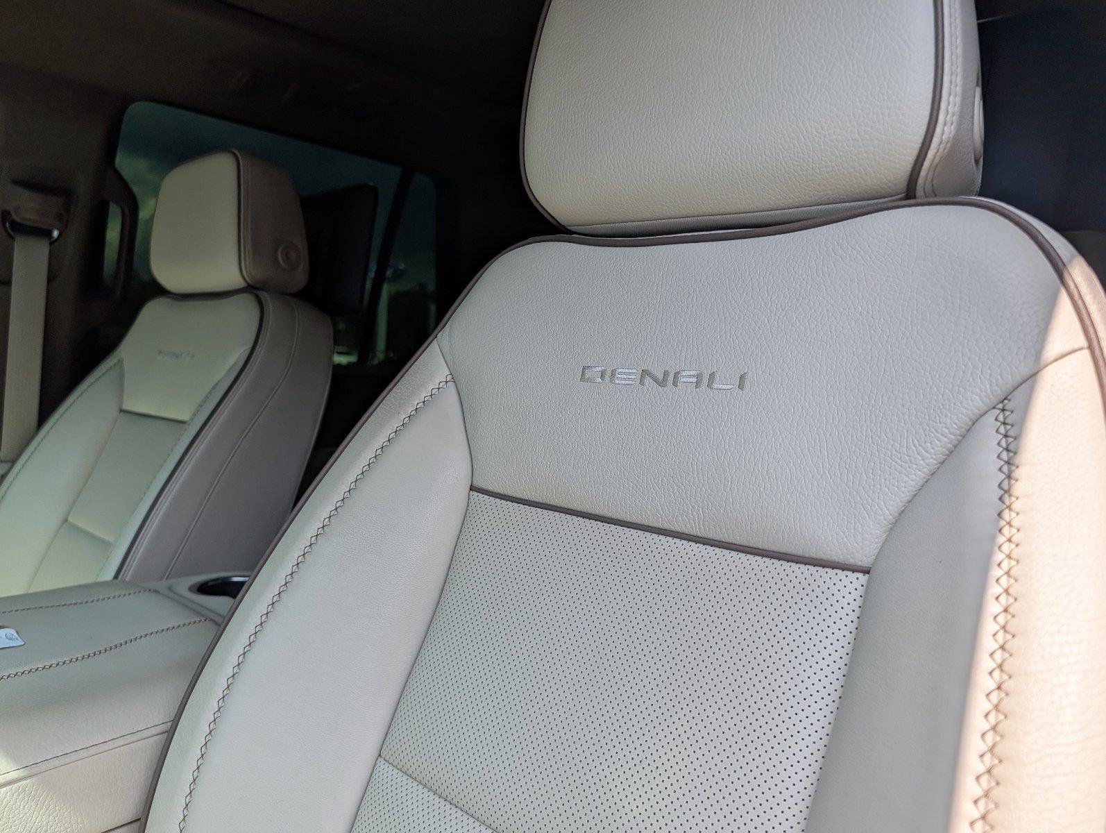 Used 2025 GMC Yukon Denali RWD image 12