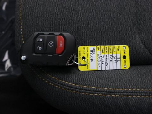 Used 2025 Jeep Wrangler Unlimited Sahara AWD/4WD image 7