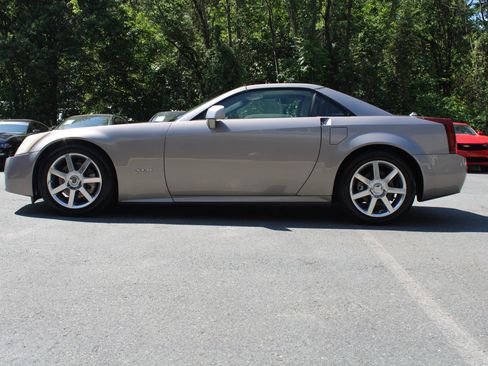 Used 2005 Cadillac XLR RWD image 17