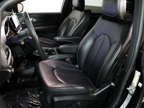 Used 2025 Chrysler Pacifica Select FWD image 4