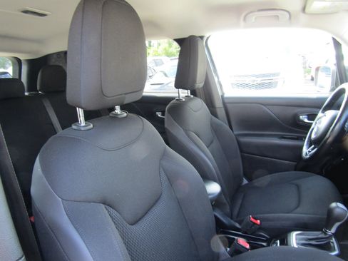 Used 2018 Jeep Renegade Altitude FWD image 17