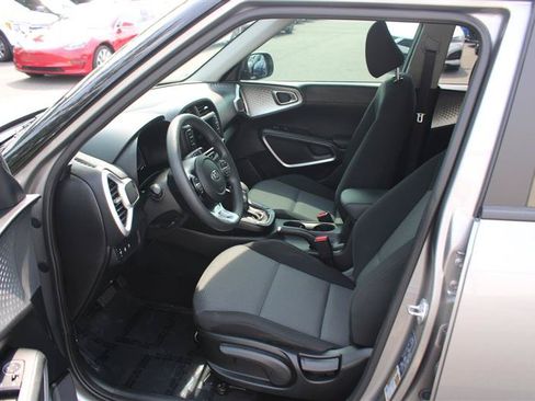 Used 2025 Kia Soul LX w/ LX Technology Package FWD image 9