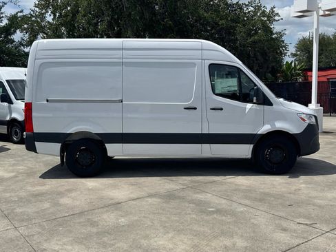 Used 2025 Mercedes-Benz Sprinter 2500 image 2