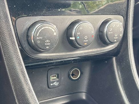 Used 2013 Chrysler 200 S FWD image 10