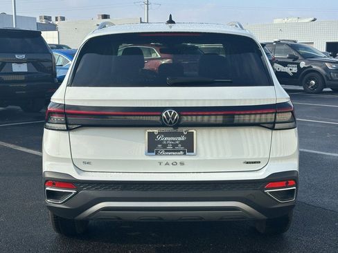 Used 2025 Volkswagen Taos SE w/ Panoramic Sunroof Package image 6