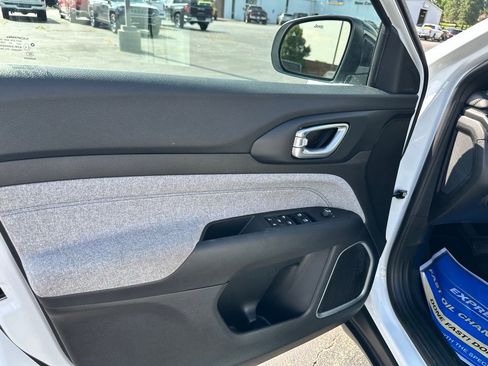 Used 2024 Jeep Compass Sport image 11