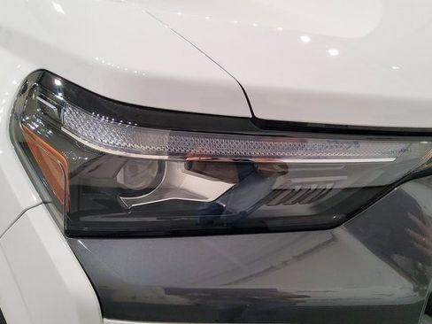 Used 2024 Chevrolet Colorado LT w/ LT Convenience Package III image 8