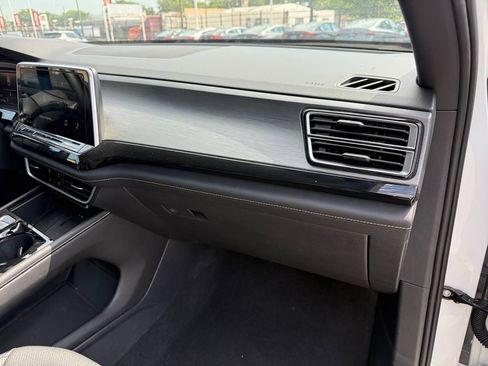 Used 2025 Volkswagen Atlas Cross Sport SE AWD/4WD image 16