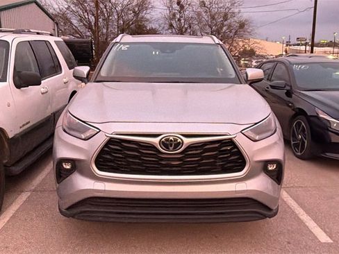 Used 2023 Toyota Highlander XLE image 2