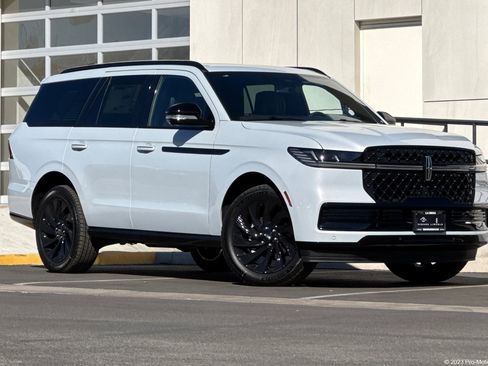New 2025 Lincoln Navigator Reserve w/ Jet Appearance Package image 1