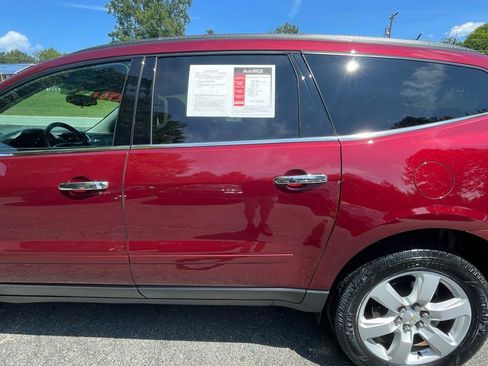 Used 2016 Chevrolet Traverse LT w/ Style and Technology Package FWD image 4