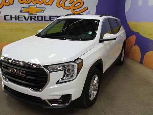 Used 2024 GMC Terrain SLE w/ Driver Convenience Package FWD image 4