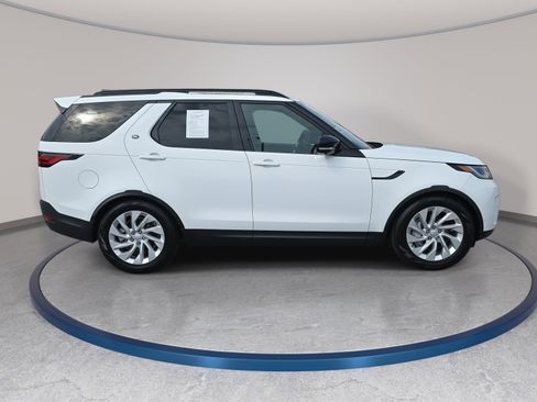 Used 2025 Land Rover Discovery S image 4