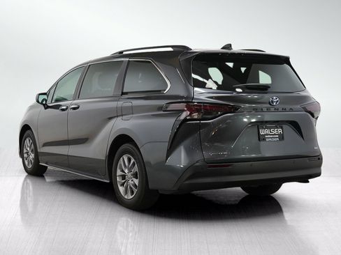 Used 2025 Toyota Sienna XLE AWD/4WD image 4