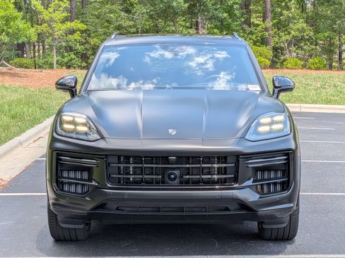 Certified 2025 Porsche Cayenne Turbo AWD/4WD image 35