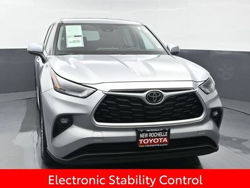Used 2022 Toyota Highlander LE AWD/4WD image 10