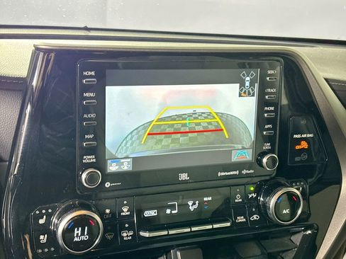 Used 2021 Toyota Highlander Limited image 17