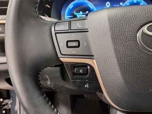 Used 2025 Toyota Crown Signia XLE w/ Advanced Technology Package image 20