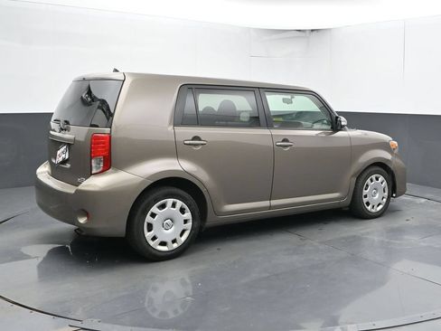 Used 2011 Scion xB FWD image 2